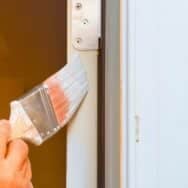 Poignées de porte: pourquoi les envelopper de papier alu pendant la peinture pour éviter les taches ?