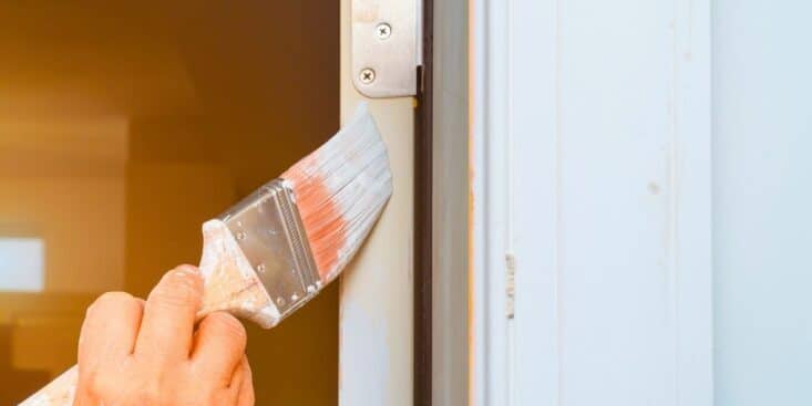 Poignées de porte: pourquoi les envelopper de papier alu pendant la peinture pour éviter les taches ?