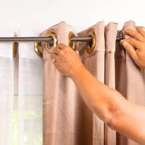 Rideaux sans percer ni outils : l’astuce à moins de 5 € qui évite les trous dans le mur