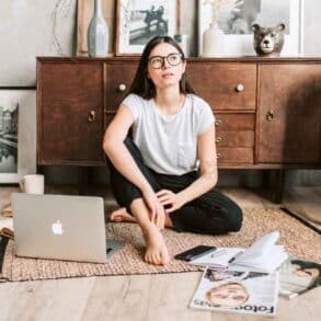 Tapis de salon: en 2026, cette astuce visuelle agrandit la pièce sans rien poser au sol