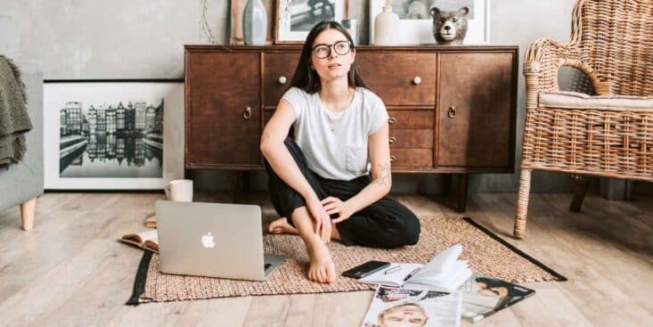 Tapis de salon: en 2026, cette astuce visuelle agrandit la pièce sans rien poser au sol