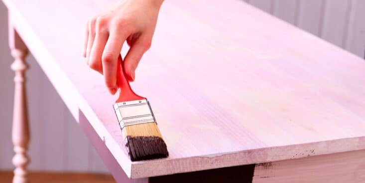 Vieilles tables : cette astuce les transforme en plan de travail robuste et stylé à petit budget