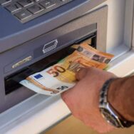 Retrait de cash 2026: ce qui change en France sur plafonds, frais et accès aux distributeurs