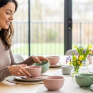 SoonNight - IKEA lance sa collection pastel en édition limitée pour une table printanière 2026