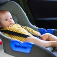 Siège auto : l'astuce des 2 doigts pour vérifier que le harnais de votre enfant est bien serré