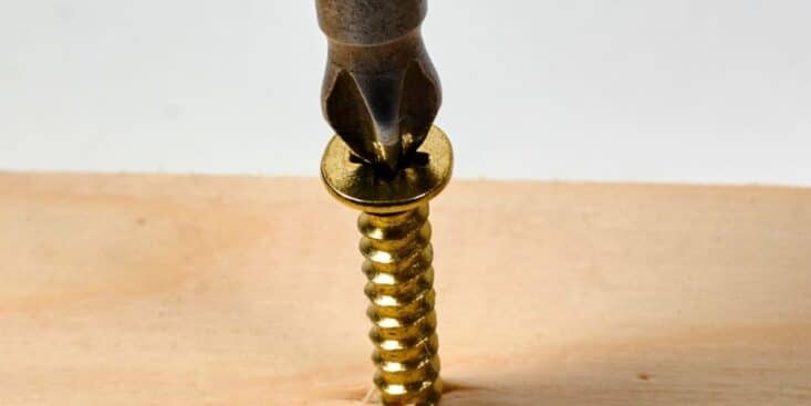 Vis qui tourne dans le vide : ce mélange fait maison remplace la pâte à bois pour un serrage plus solide