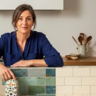 SoonNight - Déco cuisine 2026 : ce revêtement mural très répandu trahit immédiatement un intérieur au rabais