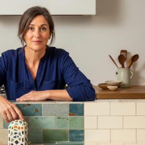 SoonNight - Déco cuisine 2026 : ce revêtement mural très répandu trahit immédiatement un intérieur au rabais