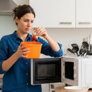 SoonNight - Vos boîtes en plastique restent oranges : l'erreur au micro-ondes qui fixe les taches de tomate