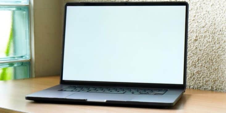 Apple prépare un MacBook ultra haut de gamme avec écran OLED tactile : voici ce que vous devrez débourser