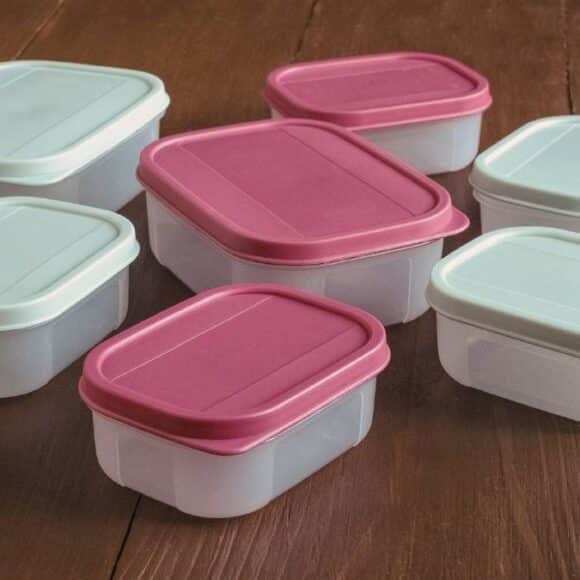 Boîtes en plastique orangées : ce réflexe courant au lavage vous empêche de les récupérer