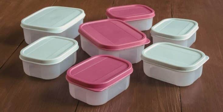 Boîtes en plastique orangées : ce réflexe courant au lavage vous empêche de les récupérer