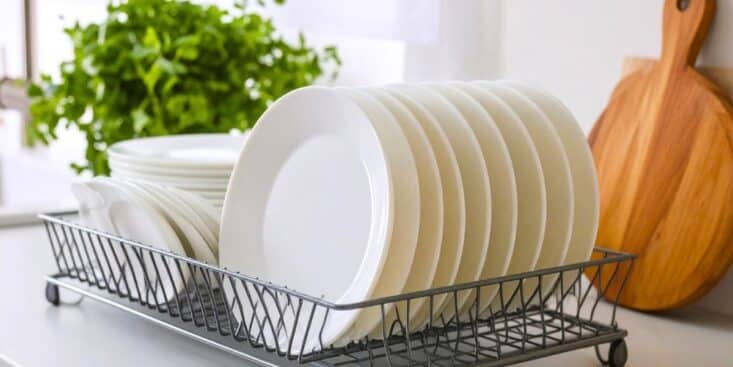 Égouttoirs : cette astuce simple libère enfin de la place autour de votre évier