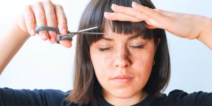 Frange ratée : 3 astuces pour la transformer sans ciseaux