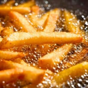 Huile de friture : cette poudre de votre placard la fige en bloc pour la jeter sans boucher vos canalisations