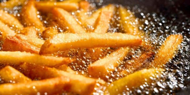 Huile de friture : cette poudre de votre placard la fige en bloc pour la jeter sans boucher vos canalisations