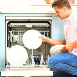 Une boule de papier alu dans votre lave-vaisselle rend vos couverts en inox étincelants en un lavage