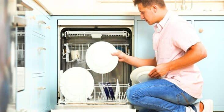 Une boule de papier alu dans votre lave-vaisselle rend vos couverts en inox étincelants en un lavage