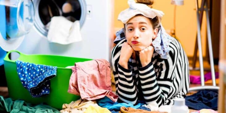 Vêtements noirs ternis : une poignée de sel dans votre machine ravive la couleur sans produit chimique