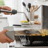 SoonNight - Grille de four noire : cette pierre ponce à moins de 15 euros sur Amazon la fait briller sans frotter