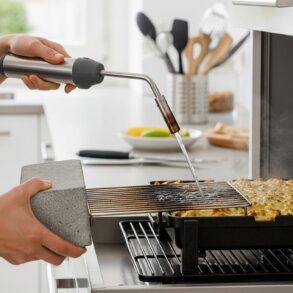 SoonNight - Grille de four noire : cette pierre ponce à moins de 15 euros sur Amazon la fait briller sans frotter