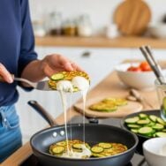 SoonNight - Galettes de courgettes à la mozzarella : cet ingrédient crémeux rend vos bouchées fondantes et dorées