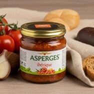 Asperges vertes à la poêle avec jambon ibérique et sobrasada : la recette originale à tester ce printemps