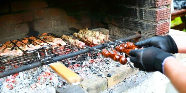 Barbecue : frottez votre grille avec un demi-oignon pour éviter que la viande n'accroche