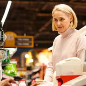 Carte Auchan : cette astuce avec les étiquettes bleues permet d'économiser 900 € sur vos courses en un an