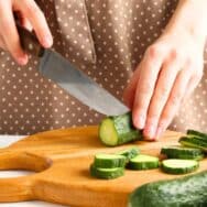 Couteau émoussé : cette astuce avec une tasse en céramique lui redonne son tranchant en 30 secondes