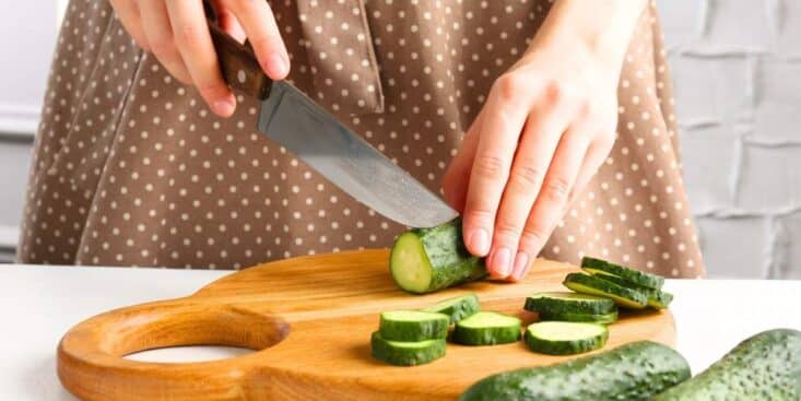 Couteau émoussé : cette astuce avec une tasse en céramique lui redonne son tranchant en 30 secondes