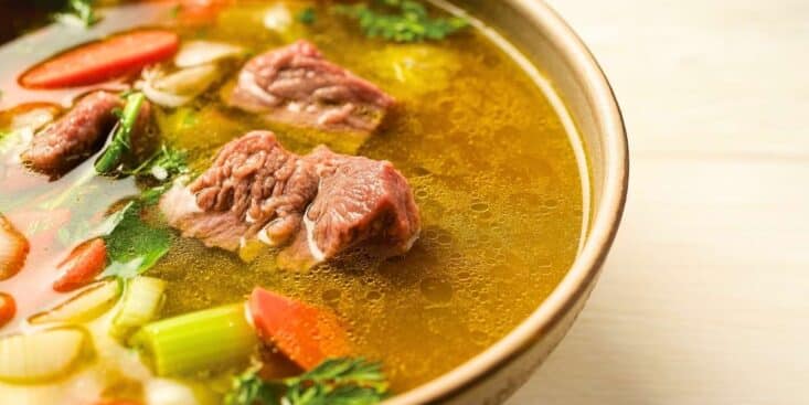 Épluchures d'asperges : transformez vos restes en bouillon maison en 30 minutes seulement