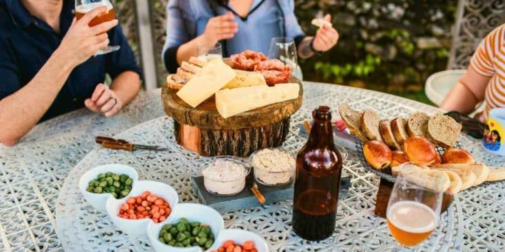 Tartelettes feuilletées au thon et fromage : la recette rapide prête en 20 minutes pour votre apéro