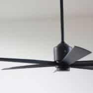 Ventilateur de plafond trop haut : cette astuce à manche long vous évite l'échelle et les chutes