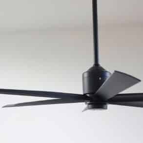 Ventilateur de plafond trop haut : cette astuce à manche long vous évite l'échelle et les chutes