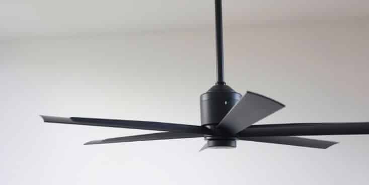 Ventilateur de plafond trop haut : cette astuce à manche long vous évite l'échelle et les chutes