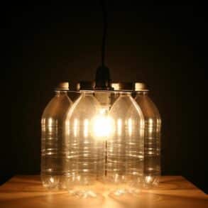 SoonNight - J'ai glissé un enduit sur trois bouteilles vides et personne ne devine ce qui se cache dans ma nouvelle lampe scandinave