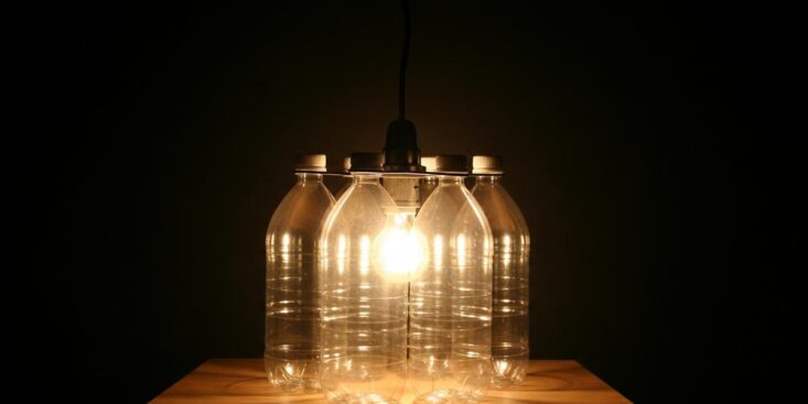 SoonNight - J'ai glissé un enduit sur trois bouteilles vides et personne ne devine ce qui se cache dans ma nouvelle lampe scandinave