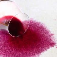 Pourquoi le sel fixe les taches de vin rouge au lieu de les éliminer