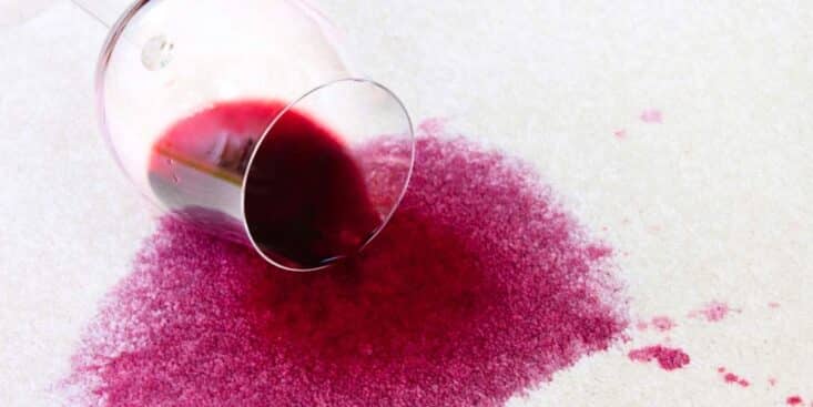 Pourquoi le sel fixe les taches de vin rouge au lieu de les éliminer