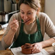 Soonnight - « 0 beurre, 0 farine, 0 œuf » : ce gâteau sans beurre à deux ingrédients cache une texture qu'on ne voit pas venir
