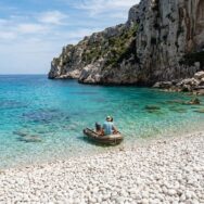SoonNight - Cette crique sarde aux galets blancs vient d'entrer dans le top des plus belles plages d'Europe