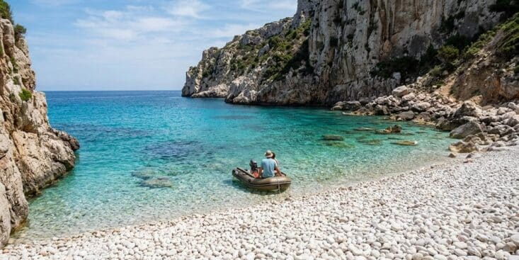 SoonNight - Cette crique sarde aux galets blancs vient d'entrer dans le top des plus belles plages d'Europe