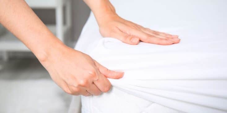 « Vos draps sont un jardin botanique de microbes » : ce microbiologiste révèle la vraie fréquence de lavage