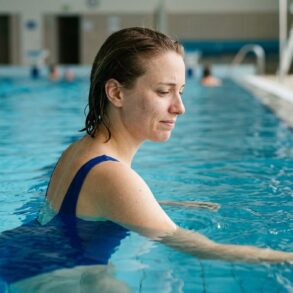 SoonNight - Pourquoi cette envie pressante d'aller aux toilettes dès qu'on entre dans la piscine ? Un urologue explique ce réflexe