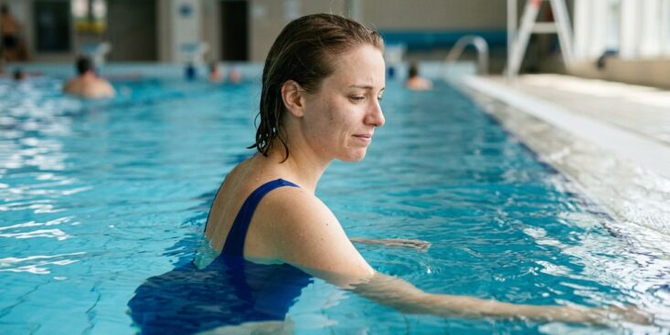 SoonNight - Pourquoi cette envie pressante d'aller aux toilettes dès qu'on entre dans la piscine ? Un urologue explique ce réflexe