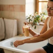SoonNight - Ces 5 astuces prolongent le bronzage jusqu'à un mois après les vacances, sans passer par la cabine UV