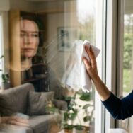 SoonNight - Ce détail invisible décide de tout quand vous nettoyez les vitres, et ce n'est ni le produit ni le chiffon