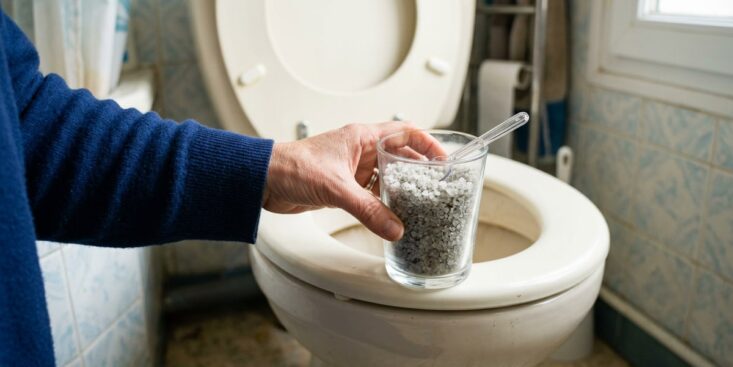 SoonNight - Ce geste avec un verre de gros sel dans les toilettes avant de partir en vacances change tout au retour