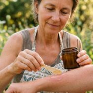 SoonNight - Coup de soleil, piqûre, écharde : la trousse naturelle d'une naturopathe pour tous les petits bobos de l'été
